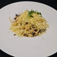 Objednať špagety po uhlířsku, sypané sýrem + polévka