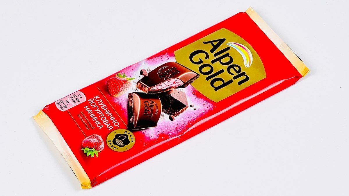 Шоколад Alpen Gold клубнично-йогуртовый 85 г