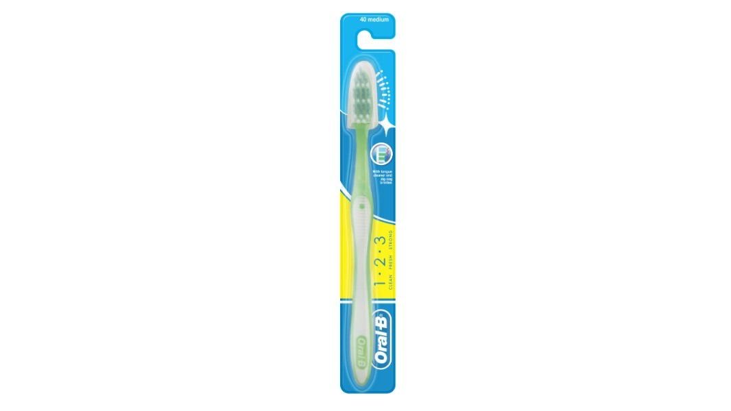 Зубная щетка Oral-B Shiny Clean 40 Medium 1 шт