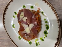 Objednať Bruscheta s prosciuttom a hoblinami parmezánu