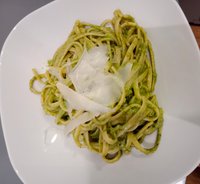 Objednať Linguine, bazalkové pesto s piniovými orieškami a syrom ricotta