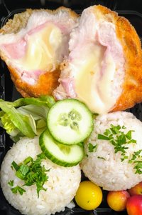 Objednať 13: 200g vyprážaný cordon bleu, (šunka, syr), ryža, cviklový šalát 12,7,1,3