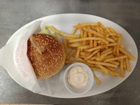 Objednať 1ks hovězí burger, hranolky, americká omáčka
