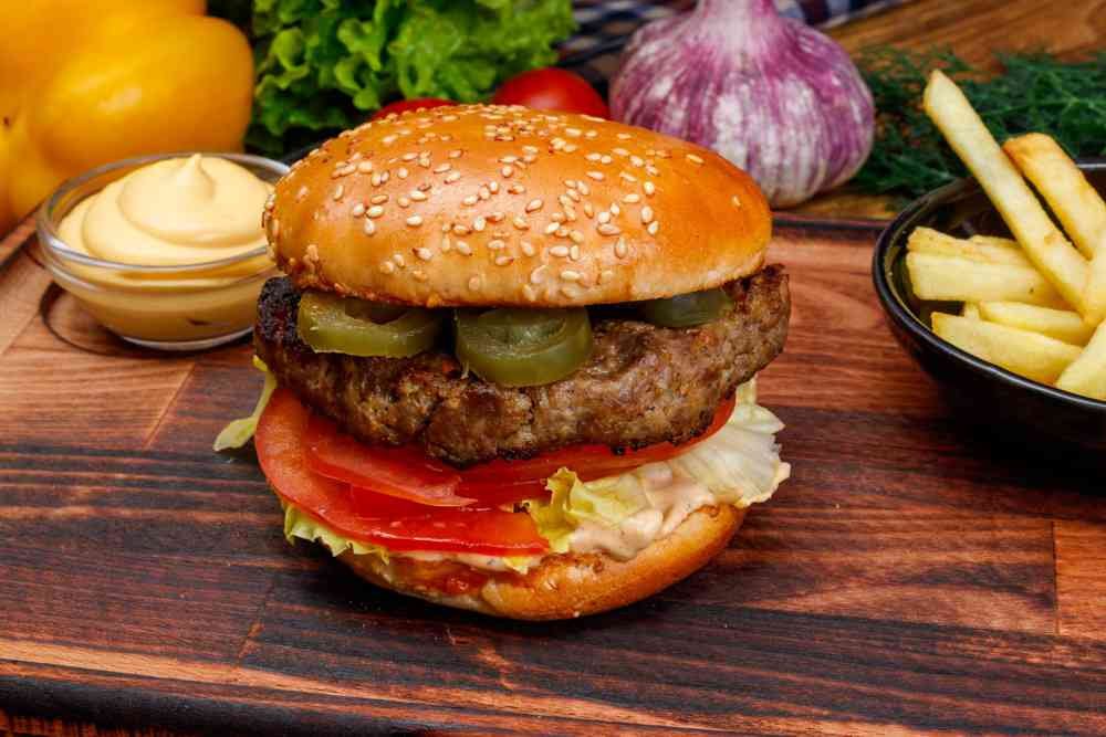 Бургеры красные баки. Розовый бургер. Необычный гамбургер. Бургеры красные баки. Чикен бургер халапеньо.