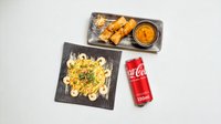Objednať Cơm rang gà + Nem rán mùa xuân + Coca–Cola 0,33 l