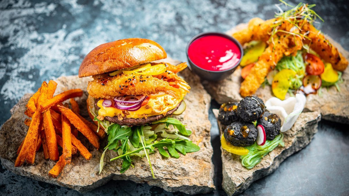 Image of Kaks Kokapoissi Mähe