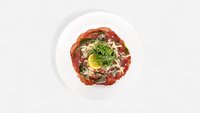 Objednať Carpaccio di manzo con rucola, pomodorini, scaglie di Parmigiano