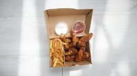Objednať Pfc(8   kus kur kridla+ hranoly dressing