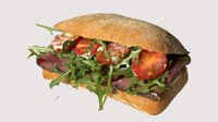 Objednať Ciabatta plnená hovädzím pastrami, medovo-horčicový dresing