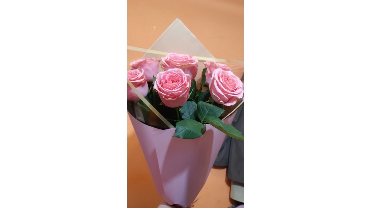 ვარდისფერი ვარდის ბუკეტი