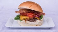 Objednať 170g Hovädzí burger /karamelizovaná cibuľa, slanina, šalát, cheddar, majonéza/