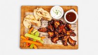 Objednať Kuracie chilli krídelka, bbq omáčka, cesnakovo-smotanová omáčka, chren, chlieb