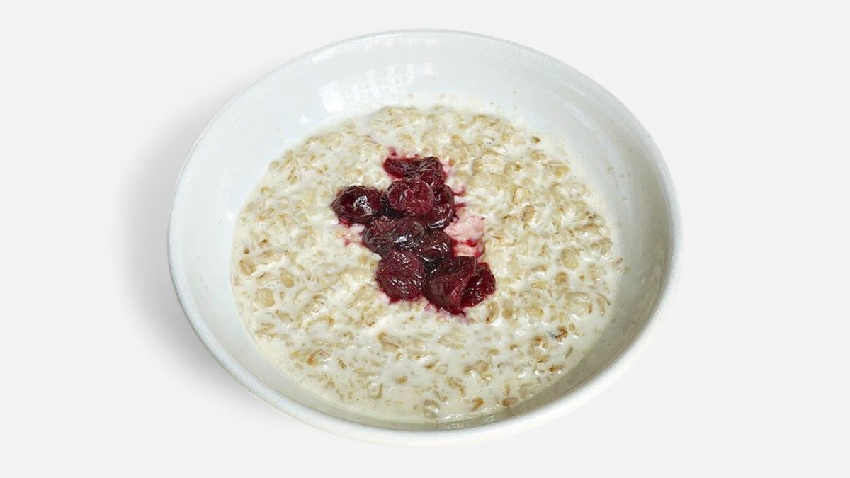 Овсяная каша с вишневым вареньем