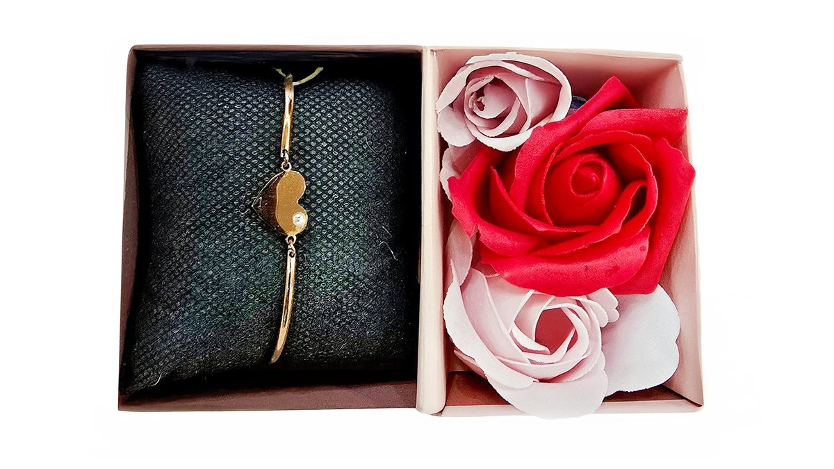 Stainlesteel bracelet in a giftbox with soap roses n4