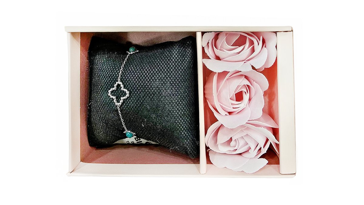 Stainlesteel bracelet in a giftbox with soap roses n2