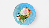 Objednať Cubi di salmone alla griglia con insalatona