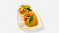 Objednať Ravioli di ricotta e spinaci con pomodorini, basilico e zafferano