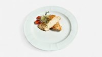 Objednať Steak z kuracích pŕs so smotanovou omáčkou, grilované šampiňóny s hľuzovkovo-olivovým olejom, varené zemiaky