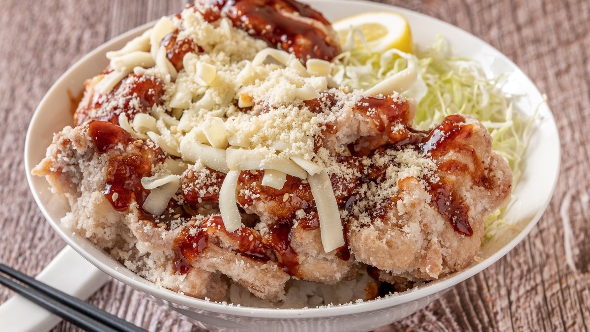 めちゃくちゃ旨い! メガ盛りどんぶり まんぞく屋 名楽町店 | Wolt