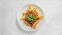Objednať Trhané bravčové mäso, hranolky, cheddar omáčka