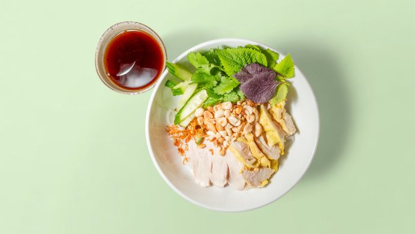 Dampfende Pho Bo Suppe mit frischen Kräutern, Sojasprossen und Limette - Vietnamesische Nudelsuppe in Kassel