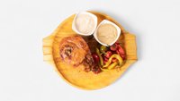 Objednať Pečené bravčové koleno bez kosti, s korenenými steakovými zemiakmi a baraními rohmi