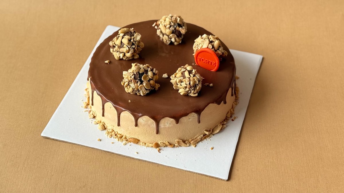 Şokolad və fındıq bəzəkli tort