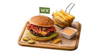 Objednať WX Cheddar Bacon Burger by Matyas Ťapuška hovädzie mäso, slanina, ľadový šalát, rajčina, nakladaná červená cibuľa, uhorka, wx cheddar dresing, chrumkavé hranolky / (1,3,7,10) 150g