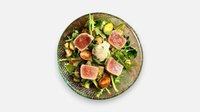 Objednať Nicoise šalát s čerstvým sashimi tuniakom a vajíčkom 63°C