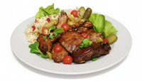 Objednať Pečene bravčové BBQ rebierka, opekané zemiaky, kyslá obloha