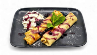 Objednať Palacinky s gaštanovou plnkou, preliate horúcimi čučoriedkami a šľahačkou