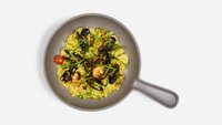 Objednať PAELLA SO SLÁVKAMI, KALAMÁRMI, KREVETAMI A ŠAFRÁNOM