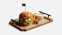 Objednať 170g Hovädzí burger, karamelizovaná cibuľa, slanina, šalát, cheddar, majonéza + 50g čili majonéza (A1,A3,A7)