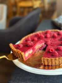 Objednať Malinovo-mandľový tarte s malinovým pyré