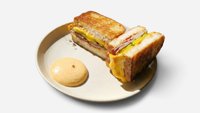 Objednať Pastrami sandwich, aioli,cheddar,uhorky,jalapeno