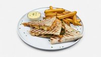 Objednať Quesadilla s kuracím mäskom, cheddarom a chorizo aioli podávané s hranolkami