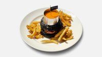 Objednať Black burger s trhaným hovädzím mäsom, horčicovo-medovou omáčkou