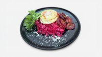 Objednať Pondelok 3: Tagliatelle s cviklovym pestom, kozím syrom a karamelizovanymi slivkami, rukola, parmezán
