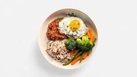 Objednať FITNESS MENU: Mleté Hovädzie Mäso s Volským Okom / Farebná Ryža / Dusená Brokolica so Zelenou Fazuľkou a Baby Mrkvou