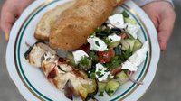 Objednať Souvlaki s řeckým salátem a bagetou
