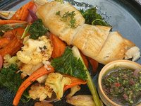 Objednať Halibut s chimichuri, pečená zelenina (karotka, ředkvička, cibulka, řeřicha, kadeřávek)