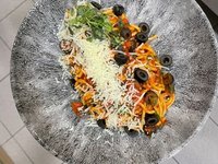 Objednať Spaghetti ala putansca, pecorino (olivy, kapari, česnek, rajčata, petržel)