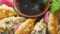 Objednať „Gyoza knedlíčky“ plněné krevetami, kuřecím masem, Tonkatsu dip