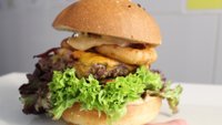 Objednať Redneck Burger s hranolkami julienne a majonézou