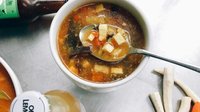 Objednať Poctivá ostro-kyslá polievka s kuracím vývarom a údeným tofu /A3,6,9/