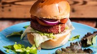 Objednať VEGAN beyond meat cheeseburger s hranolkami a bbq sojanézou