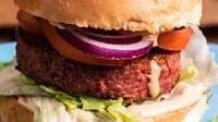 Objednať VEGAN beyond meat burger s hranolkami a bbq sojanézou