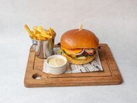 Objednať Beef Burger s hranolky, česnekový dip