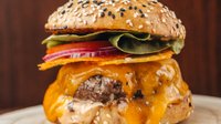 Objednať Cheddar burger MENU, domácí hranolky, salát coleslaw, naše tatarka