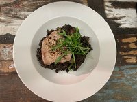 Objednať Grilovaný steak z tuňáka se salátem z pečené zeleniny a čočky beluga